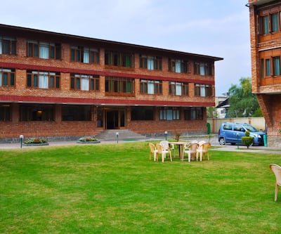 https://imgcld.yatra.com/ytimages/image/upload/t_hotel_yatra_city_desktop/v1432385844/Domestic Hotels/Hotels_Srinagar/Hotel Brown Palace/Overview.jpg